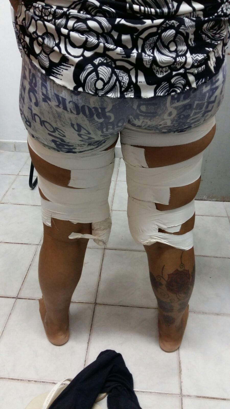 Polícia Civil prende “mula do tráfico” com drogas coladas ao corpo 3 Polícia Civil prende mula do tráfico com 2 kg de drogas coladas no corpo 1