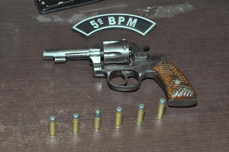 Um foragido da justiça e um presidiário em condicional são presos armados em via pública 1 Um foragido da Justiça e um presidiário em condicional são presos armados em via pública