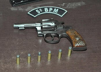 Um foragido da justiça e um presidiário em condicional são presos armados em via pública