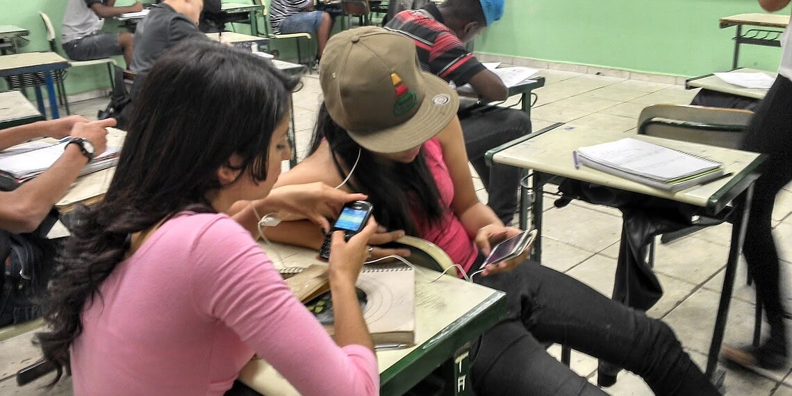 Governo sanciona lei que proíbe uso de equipamentos eletrônicos em salas de aula