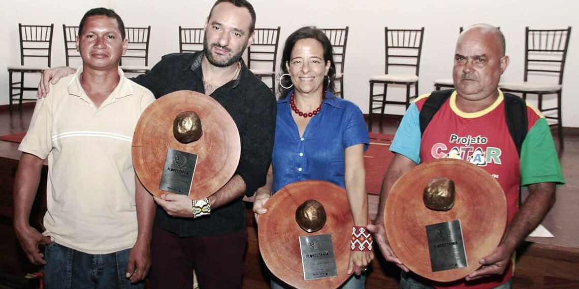 O designer Marcelo Rosenbaum, a empresa francesa Vert/
Veja e a cooperativa de catadores Catar são os premiados. (Foto: Secom Acre)