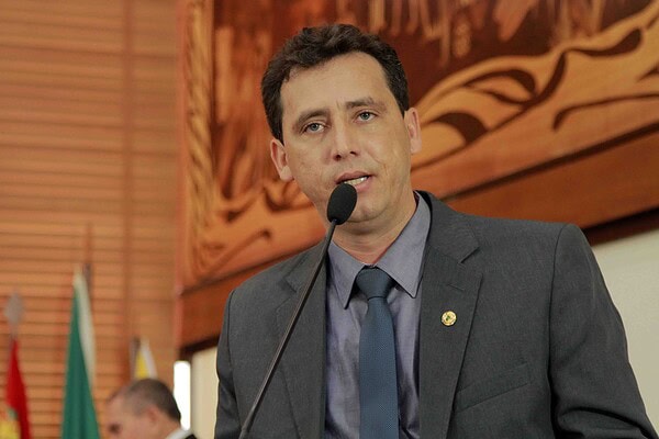 Deputado frisa sanção de lei que dispõe sobre ensino de política e corrupção nas escolas estaduais