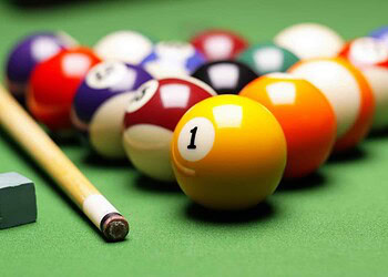 Homem tem dedos decepados em discussão em bar