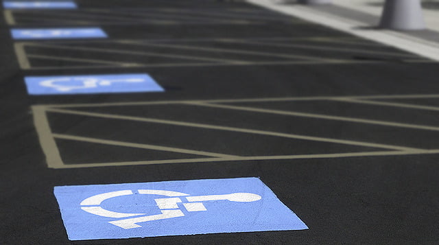 Projeto prevê aumento na multa para quem estacionar em vagas destinadas a deficientes e idosos