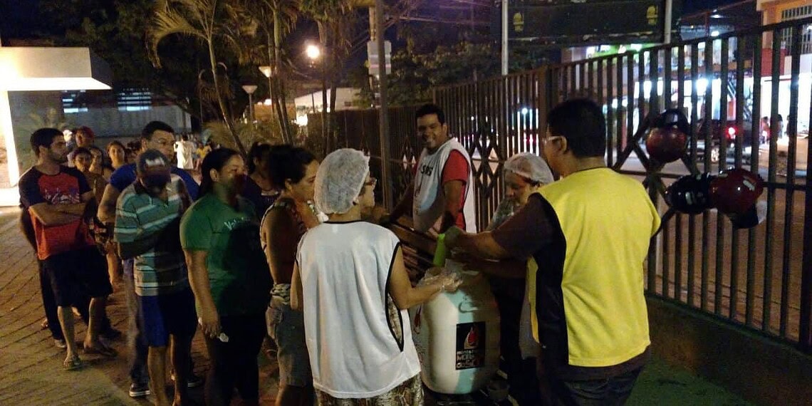 Em ação social, jovens distribuem sopa para moradores de rua e em hospitais