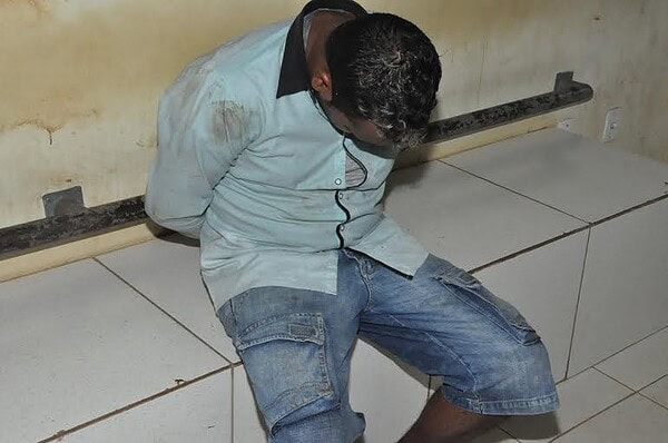 Bandidos se atrapalham durante assalto e não conseguem ligar moto para fugir