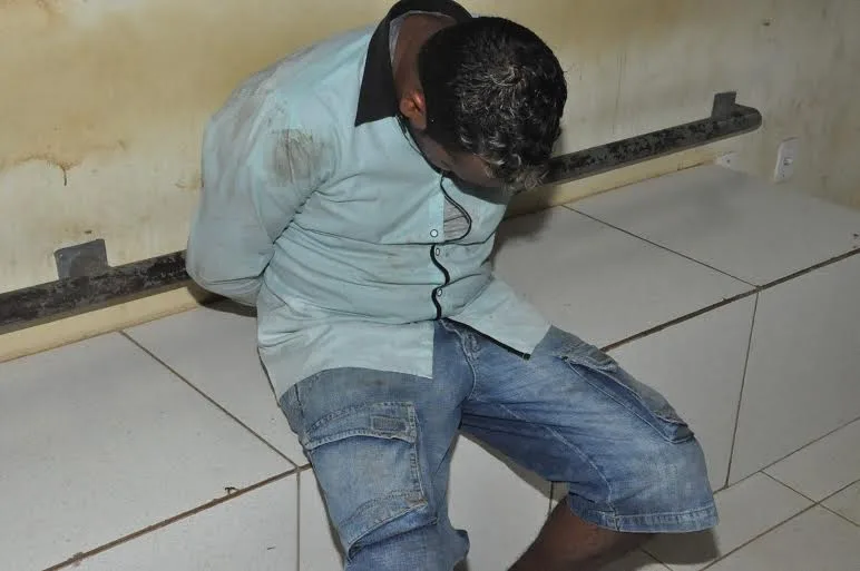 Bandidos se atrapalham durante assalto e não conseguem ligar moto para fugir