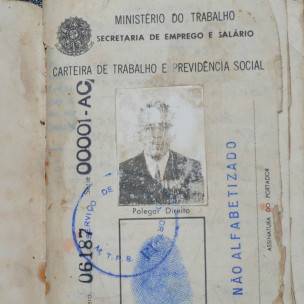 Carteira de trabalho de seu João, feita em 1980, também diz que ele nasceu em 1884