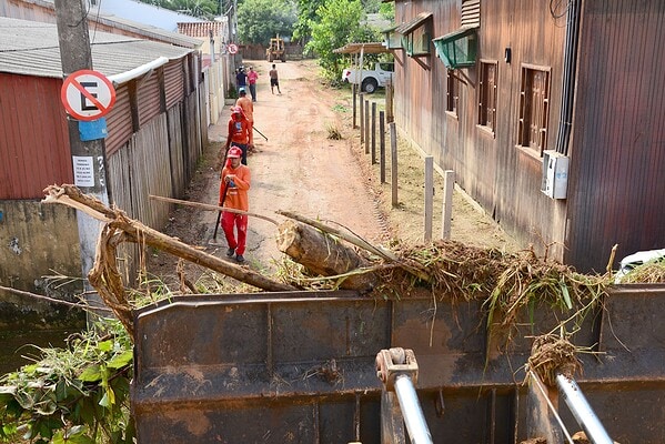 Prefeitura intensifica ação de limpeza nos bairros para combater o mosquito da dengue