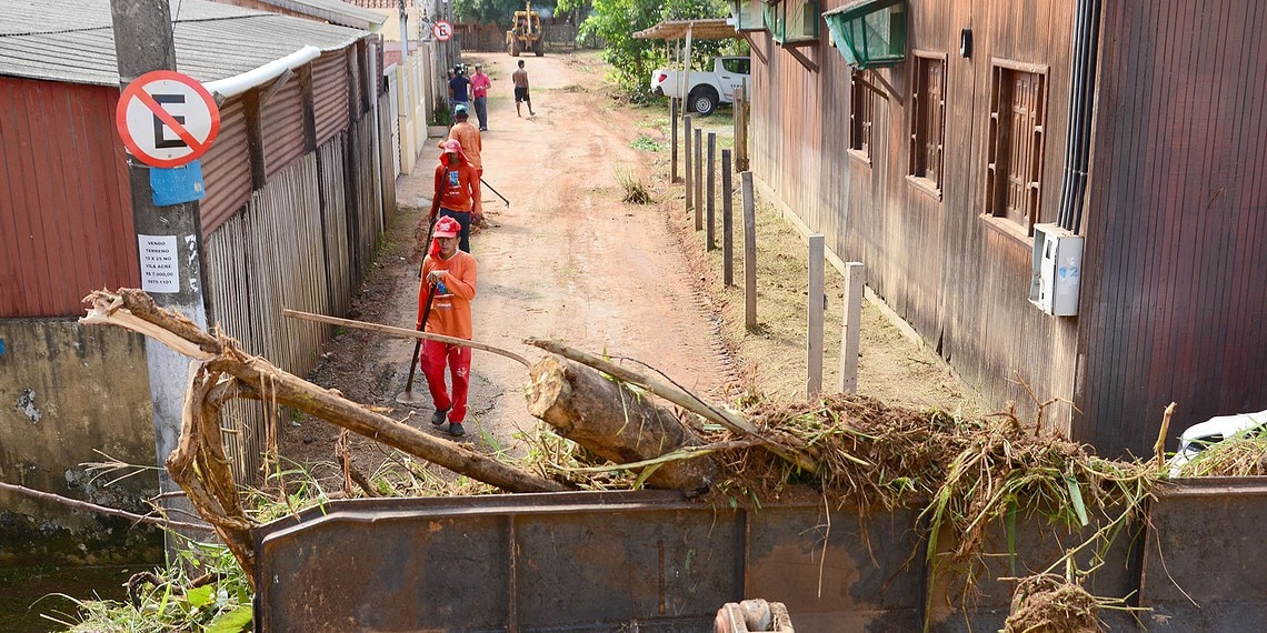 Prefeitura intensifica ação de limpeza nos bairros para combater o mosquito da dengue