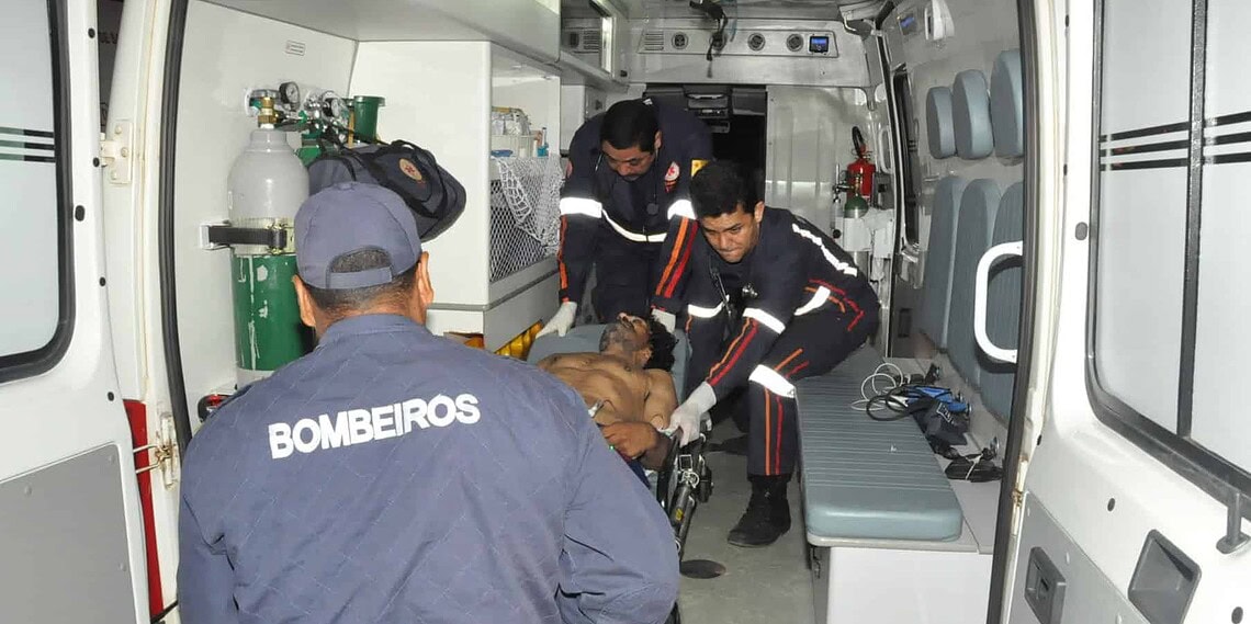 Morador de rua é esfaqueado por desconhecido na Via Chico Mendes