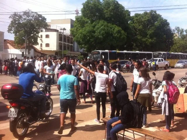 Estudantes da escola Humberto Soares fecham rua no Centro de Rio Branco 1 Fotos/ Divulgação