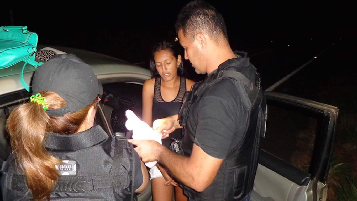 Polícia prende mulher que escondia cocaína e crack dentro de ursinho de pelúcia 2