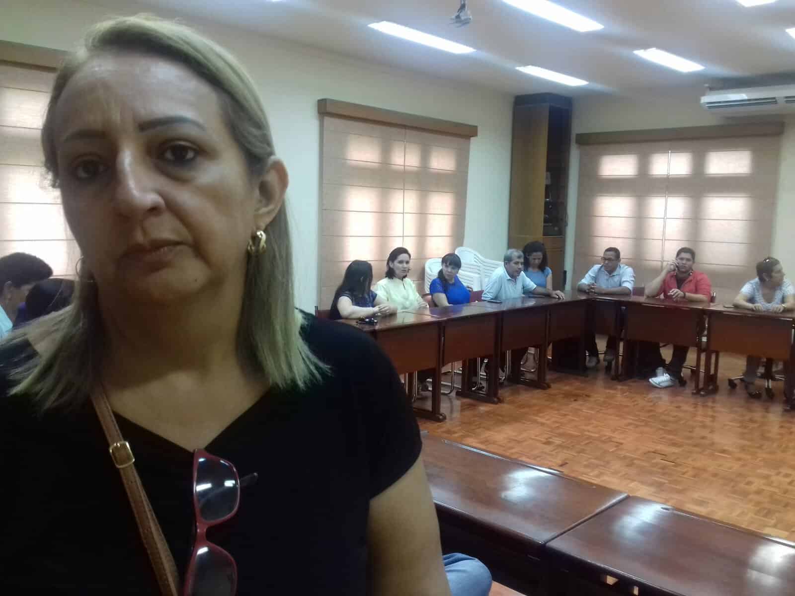 Servidores da escola em reunião na SEE-AC