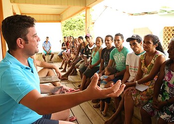 No recesso, Gladson Cameli realiza ações participativas ouvindo comunidades ribeirinhas